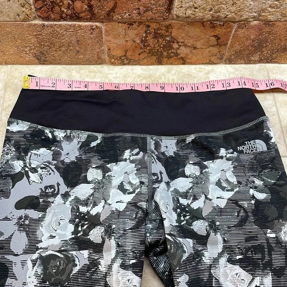 The North Face FlashDry Cropped Leggings L Black Gray Floral Print Activewear - Picture 6 of 12